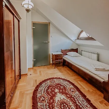 여관 Dwor Moscibrody 시에들체