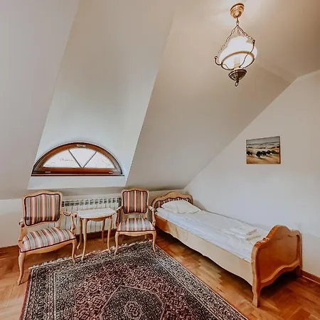 Dwor Moscibrody 여관 시에들체